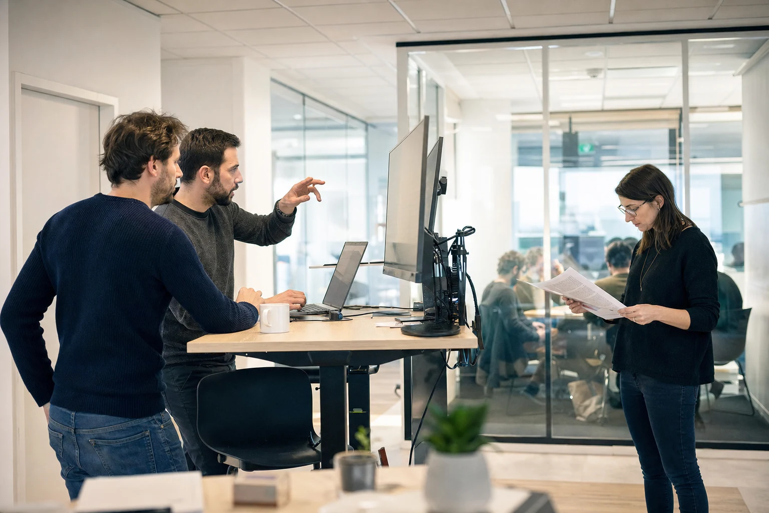 Des ingénieurs relisent une liste de tests dans une équipe logicielle.