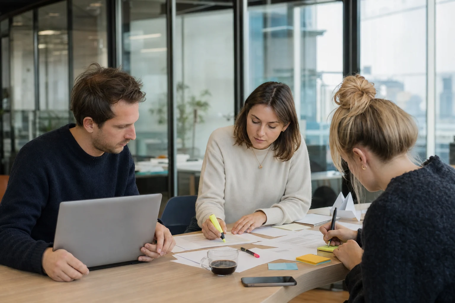 Équipe relisant des notes de réunion dans un bureau lumineux à Nantes